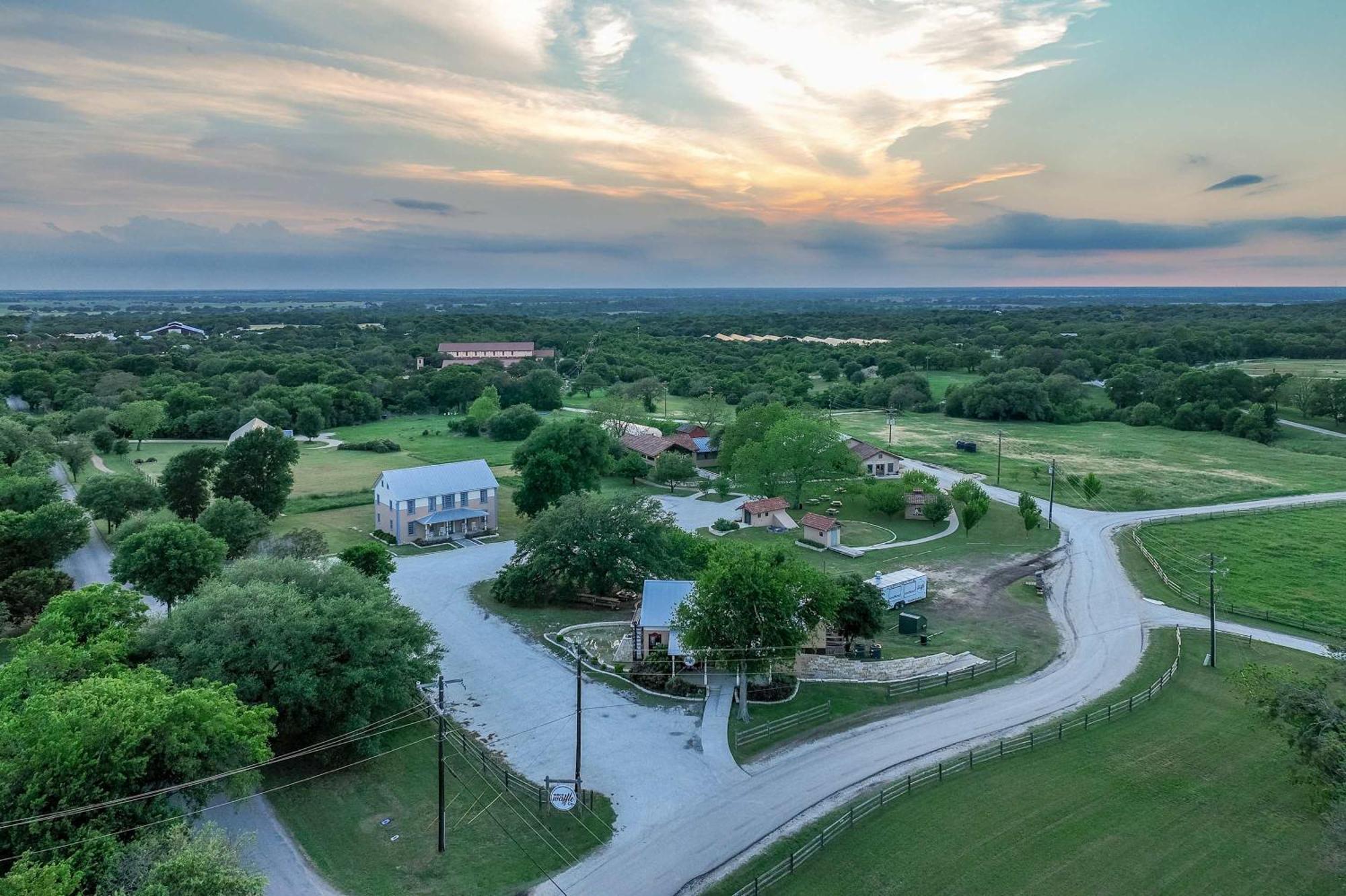 Container Home With Rooftop Views And Pickleball-Pecan Grove Bellmead Eksteriør bilde