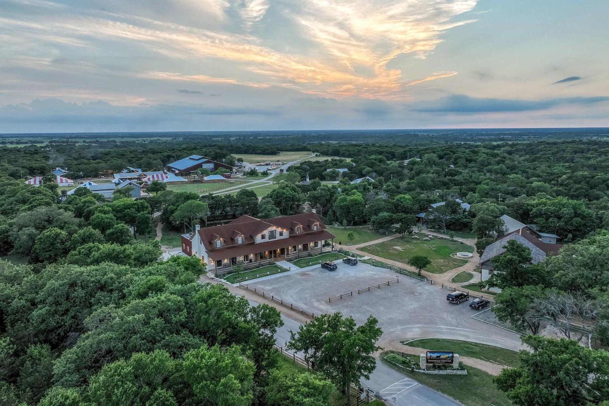 Container Home With Rooftop Views And Pickleball-Pecan Grove Bellmead Eksteriør bilde